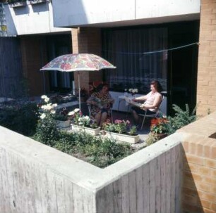 Hamburg. Zeitungsschau im Sommer auf dem Balkon