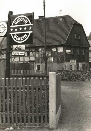 Verschandelung eines Dorfbildes durch Reklametafeln im Dorf Folbern bei Großenhain