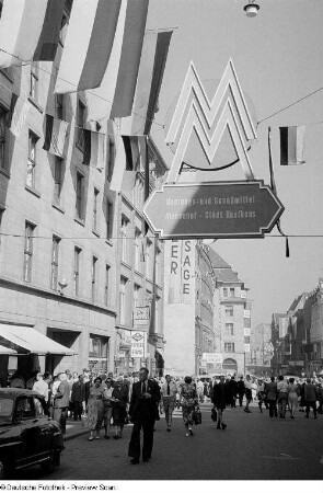 Blick entlang des belebten Neumarktes