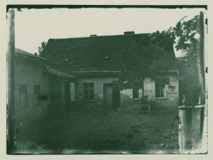 Haus mit Vorhof, Hinweis an der Wand "Zu den Kegelbahnen"