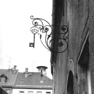 Ausleger mit Schlüssel : Ausleger mit Schlüssel. Schmiedeeisen. Bischofswerda, Kirchgasse 1, Wohnhaus
