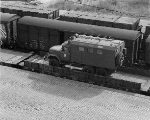 Verladung von Militärtechnik der 1. Gardepanzerarmee im Güterbahnhof Dresden-Neustadt. Flachwagen mit Stabsbus : Dresden-Neustadt. Verladung von Militärtechnik der 1. Gardepanzerarmee im Güterbahnhof Dresden-Neustadt. Flachwagen mit Stabsbus