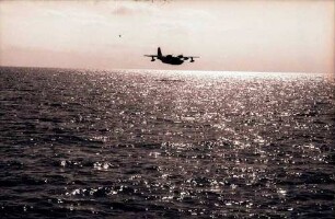 Helgoland: Flugzeug vom Schiff aus