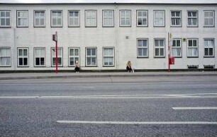 Vorort-Idylle. Warten auf den Bus