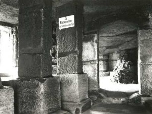 Bürgstein (Sloup v Cechach, Tschechien). Einsiedlerstein. Rüstkammer