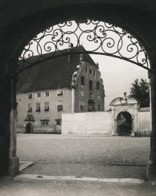 Kloster Wilten in Innsbruck. Österreich. Blick durch das Portal