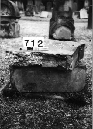 Grabstein 712 (Index: 99630214) Material: Sandstein Zustand: umgefallen, zerbrochen Maße HxBxT: 150x60x16 cm Beschreibung: Stele, Sockel: Grabstein 712