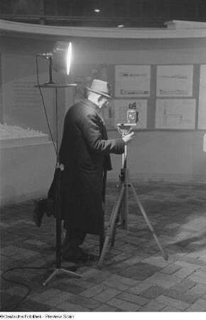 Fotograf beim Ausleuchten und Fotografieren eines Messeexponats
