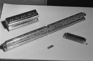 Musikinstrumentenbau Klingenthal : Musikinstrumentenbau Klingenthal, VEB Klingenthaler Harmonikawerk. Mundharmonikabau. Vier Mundharmonikas, u. a. Bandmaster de luxe chromatic und kleinste und größte Mundharmonika