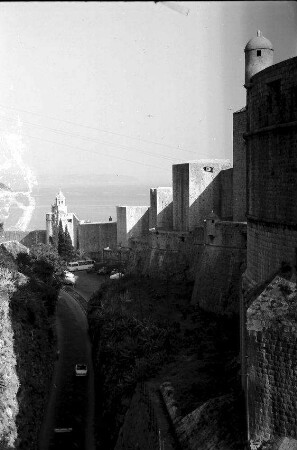 Dubrovnik: Stadtmauer mit Türmchen