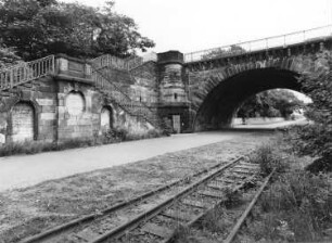 Dresden. Marienbrücke (1846/1852; K. T. Kunz, J. G. Lohse). Steinbrücke über die Elbe; Länge 434 m. Treppenanlage am rechten Brückenkopf (unterstrom) und Brückenbogen 14. Ansicht von Westnordwest