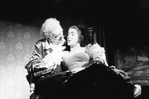 Freiburg: Kammertheater; Prosper Mérimée: Die Sakramentskutsche; Szene; Don Andrès de Ribeira, Vizekönig von Peru (Bernd Schorlemer) und Camilia Perichole, Schauspielerin (Berthe Trüb)