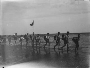 Jungengruppe : Jungengruppe marschiert am Strand entlang nach Neuwerk
