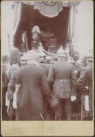 Großherzog Friedrich I., umgeben von Uniformierten, unter Baldachin.