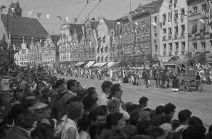 Landshut: Festzug im linken Teil des Straßenzuges