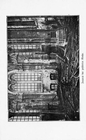 Inneres der zerstörten Kirche.
