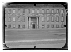 Berlin-Mitte, Molkenmarkt 1/3. Palais Schwerin (ehem. Ministerium für Kultur der DDR, 1690, Umbau 1704; wohl J. de Bodt, Umbau 1936-1942). Straßenfront