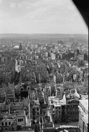 Dresden. Blick vom Rathausturm über die zerstörte Innenstadt zur Annenkirche und zum Heizkraftwerk
