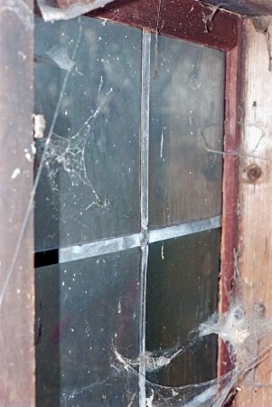 Hörn 23: Hofanlage: Fachwerkdurchfahrtshaus von 1753: in Verfall: Innenansicht: Bleiglasfenster, Detailaufnahme