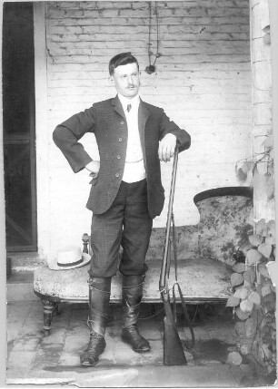 Porträt Ernst Otto Gerhardt mit Gewehr, aufgenommen in Argentinien