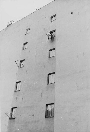 Wohnhausfassade mit Fenstern