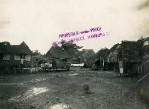 Manila, Philippinen. Siedlung mit aufgestelzten Wohnhäusern auf Pfählen und strohgedeckten Dächern
