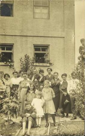 [Gruppenfoto vor Hauswand]