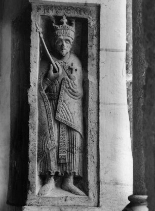 Bildnis des stehenden Kaisers Friedrich Barbarossa : Bildnis des stehenden Kaisers Friedrich Barbarossa. Stein (1151/1200). Bad Reichenhall, Ehemaliges Augustinerchorherrenstift, Kreuzgang