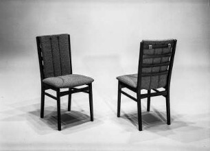 Stuhl mit gepolsterter Sitzfläche und Rückenlehne
