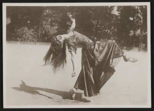 Grete Wiesenthal tanzt zum Donauwalzer im schwarzen Kleid auf einem Tennisplatz
