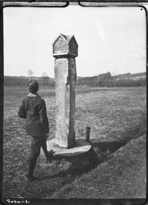 Stolpen-Lauterbach. Frau bei Betrachtung der Ostersäule (1584)