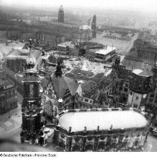 Hofkirche, Ruine des Residenzschlosses, Kulturpalast im Bau, Altmarkt mit Kreuzkirche und Turm des Rathauses