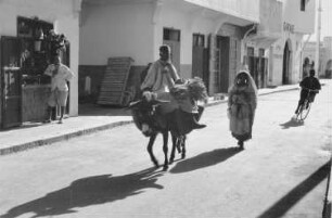 Reisefotos Marokko. Straßenbild mit Eselsreiter (wohl in Casablanca)