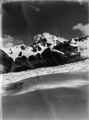 Gletscher auf dem Ancohuma : Blick auf den Gipfel des Ancohuma. Im Vordergrund Teile eines Gletschers.