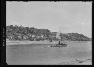 Kleinzadel. Blick auf Klein-Zadel - Elbe mit Schlepper
