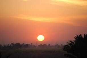 Luxor - Sonnenuntergang : Sonnenuntergang über dem Niltal in Theben-West, aufgenommen 2006 in Luxor