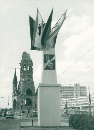 IFF 1957. Plakat auf einer Säule vor der Gedächtniskirche