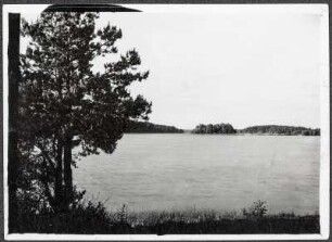 Arys (Orzysz/Polen). Masurische Seenplatte. Blick über den Arys-See zur Verlobungsinsel