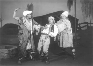 Ein Wintermärchen. Schauspiel in vier Akten von William Shakespeare. Staatsschauspiel Dresden, Neueinstudierung 25.08.1932 mit Musik von A. Chitz. Mit Willi Kleinoschegg als Leontes, König von Sizilien, Grethe Volckmar als dessen Gemahlin Hermione, Peter von Stein als Mamillius und Lotte Meyer als Perdita, ihre Kinder, Paul Paulsen als Antigonus, Walter Liedtke als Cleomenes und Wolfgang Nufer als Dion, vornehme Sizilianer, Stella David als Antigonus' Gemahlin Paulina, Tom Farecht als 1. Edelmann, Carla Hacker als Hofdame, Siegfried Lewinsky als Gerichtsbeamter, Alexis Posse als Polyxenes, König von Böhmen, Felix Steinböck als dessen Sohn Florizel, Rudolf Schröder als alter Schäfer, Martin Hellberg als dessen Sohn, Luis Rainer als Spitzbube Autolycus, Lotte Gruner als Mopsa und Ursula Neumann als Dorcas, zwei Schäferinnen u. a. Regie: G. Kiesau, Bühnenbild: A. Mahnke, Tänze: E. von Cleve-Petz. Fotografien (Negativabzug auf Papier) von Ursula Richter : Luis Rainer als Spitzbube Autolycus, Rudolf Schröder als alter Schäfer und Martin Hellberg als dessen Sohn (Mitte)