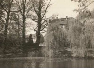 Schleinitz ( Kreis Meißen ). Schloß. Blick gegen den Gutshof über den Parkteich