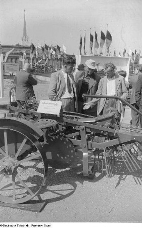 Messebesucher an einem landwirtschaftlichen Gerät auf der Technischen Messe
