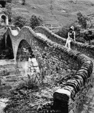 Schweiz. Tessin. Römische Brücke im Verszascatal am Grünen Wasser