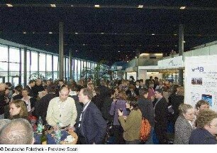 Tagungsteilnehmer vor dem Messestand Verein Deutscher Bibliothekare e. V.