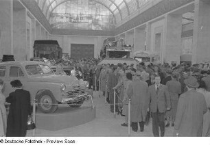 Besucher in der sowjetischen Ausstellungshalle (Sowjetischer Pavillon) für Autos