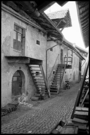 Murten: Gasse von der Stadtmauer, Speicher mit Stufen