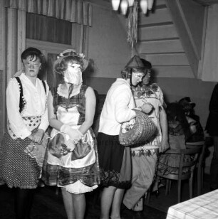 Karneval: Gemischter Chor Elmenhorst: Saal der Gastwirtschaft Voss: vier junge Frauen in Kostümen und Masken