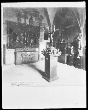 Ausstellungsraum mit Skulpturen