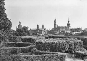 Japanisches Palais. Blick über den Garten auf die Altstadt