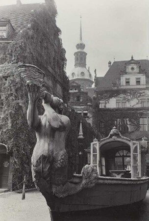 Pillnitzer Gondel mit Bugfigur : Pillnitzer Gondel mit Bugfigur Nixe, ein Muschelhorn blasend. Dresden, Stallhof. Blick in den Innenhof mit Kanzlei und Schloß gegen Schloßturm. Dresden: Historisches Museum I 3