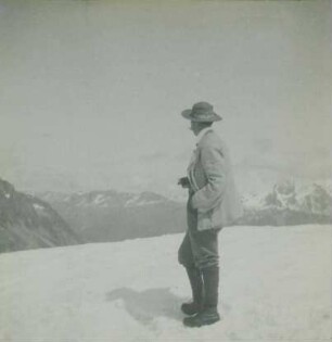 Wilhelm Paulcke mit Blick Richtung Gebirgslandschaft auf dem verschneiten Gipfel des Piz da la Margna nahe Maloja